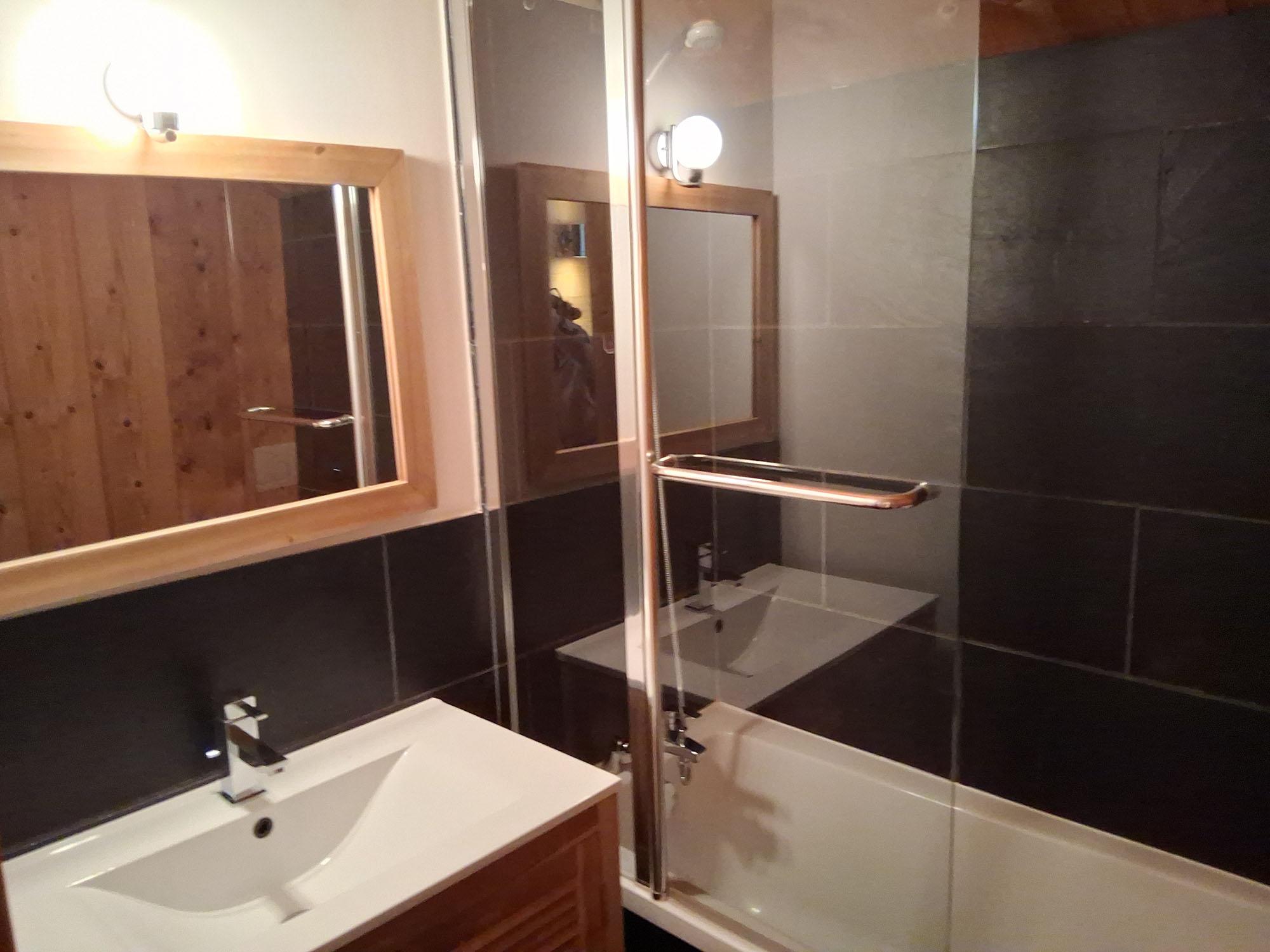 Maison du Coeur 14 Maison Du Coeur Morzine bathroom 3